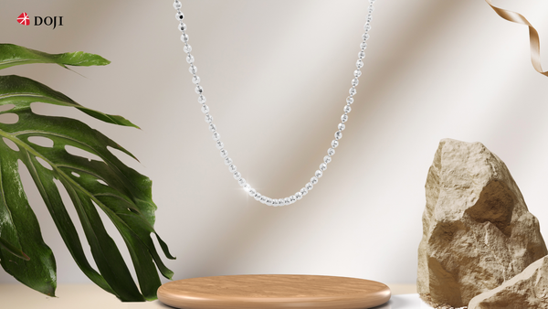 Mẫu dây chuyền rời vàng trắng 18K mang một thiết kế nổi bật với kiểu dáng dây bi độc đáo, đem đến vẻ đẹp trẻ trung và hiện đại.