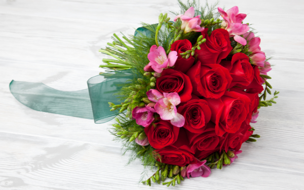 Hoa hồng - tình yêu cháy bỏng, nồng nàn là loài hoa phù hợp để tặng dịp 20 năm ngày cưới