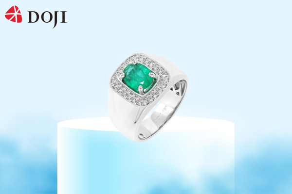 Viên đá Emerald cushion nổi bật được bao quanh bởi các viên kim cương tấm nhỏ, tạo nên vẻ đẹp cổ điển và mạnh mẽ