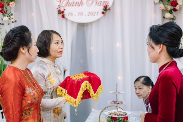 Trong lễ dạm ngõ, nhà gái sẽ nhận lễ vật và thể hiện sự cảm ơn, trân trọng đối với tấm lòng từ phía gia đình nhà trai