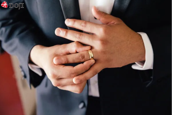 Nhẫn ngón áp út ở nam thường thể hiện sự lãng mạn và lòng tin vào tình yêu