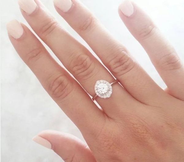 Nhẫn kim cương oval, điểm nhấn tinh tế cho ngón tay thon dài và quyến rũ.
