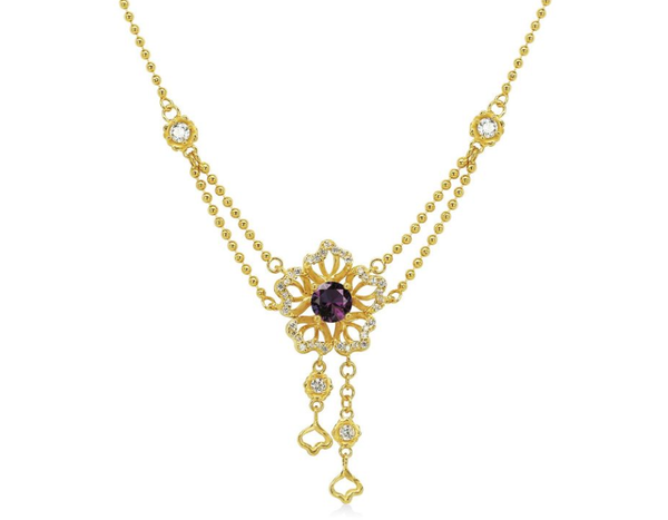 Trung tâm của thiết kế là một đóa hoa lớn tinh xảo kết hợp với đá Amethyst biểu trưng cho sự thanh cao và trí tuệ sáng suốt
