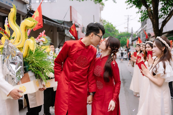 Lễ ăn hỏi mang tính truyền thống và có nhiều thủ tục quan trọng