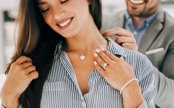Chọn lựa những món trang sức tinh tế giúp tôn lên vẻ đẹp cho người mình thương