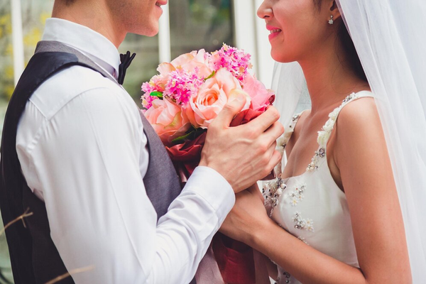Một bó hoa tươi là món quà lãng mạn truyền tải trọn vẹn tình yêu mà bạn dành cho vợ