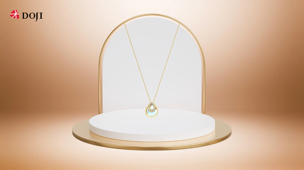 Dây chuyền vàng 18K gắn đá xà cừ vô cùng mềm mại và huyền ảo tại DOJI