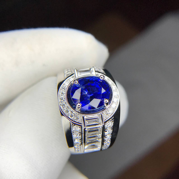 Nhẫn sapphire DOJI mang vẻ đẹp sang trọng, tinh khiết, là biểu tượng của may mắn và quyền lực
