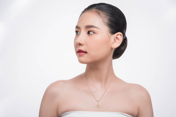 Dây chuyền dáng dài, mảnh giúp tạo hiệu ứng kéo dài và làm khuôn mặt tròn thanh thoát hơn.