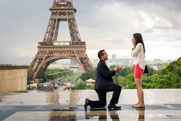 Trải qua chuyến du lịch ngắn ngày và nhớ lại những khoảnh khắc tuổi trẻ là hoạt động đáng trải nghiệm cho kỷ niệm ngày cưới