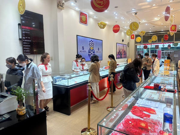 Nhân viên thân thiện, tư vấn cho khách hàng các mẫu nhẫn cầu hôn phù hợp