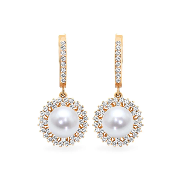 Hoa tai vàng 14K gắn ngọc trai Akoya, thiết kế hình vòng tròn tinh tế, bao quanh là những viên đá quý lấp lánh, phù hợp cho mọi dịp từ công sở đến tiệc tối.