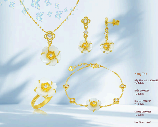 Bộ sản phẩm trang sức vàng 24K “Nàng Thơ” mang đậm chất thơ mộng nhờ sự kết hợp giữa vàng 24K và xà cừ trắng, điểm xuyết đá cz lấp lánh
