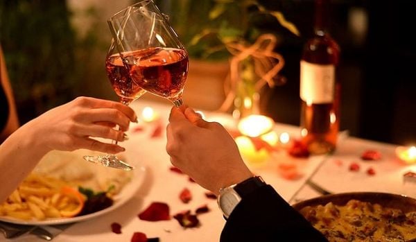 Bữa tối dưới ánh nến lung linh tạo nên không gian lãng mạn trong dịp kỷ niệm 10 năm ngày cưới