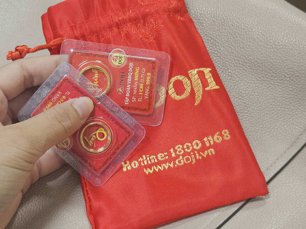 Bạn nên bảo quản vàng nhẫn trong túi để tránh trầy xước và bị oxy hóa trong thói quen sinh hoạt hàng ngày