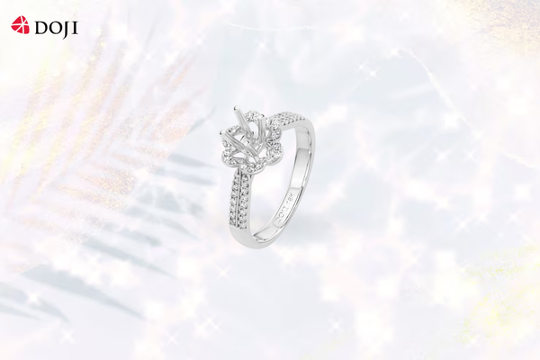 Viền nhẫn đính đá tỉ mỉ tạo hiệu ứng lấp lánh tựa ánh nắng phản chiếu trên cánh hoa