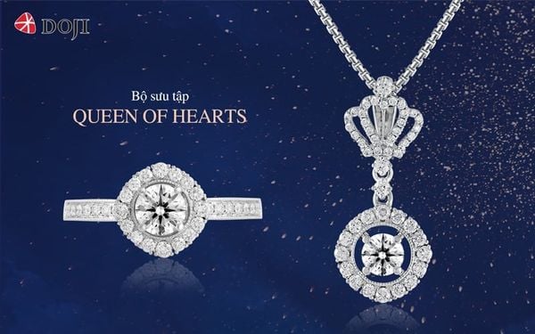 Mặt dây được chế tác từ vàng trắng 14K kết hợp kim cương 8 Hearts & 8 Arrows mang đến vẻ đẹp lấp lánh hoàn mỹ