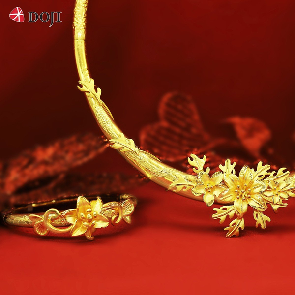 Cô dâu có dáng tay nhỏ nhắn có thể lựa chọn những mẫu lắc tay cưới với họa tiết tinh xảo và uyển chuyển như họa tiết hình cánh hoa