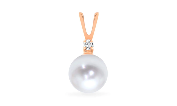 Mặt dây vàng hồng 14K đính ngọc trai Akoya, với thiết kế thanh lịch, tôn vinh vẻ đẹp quý phái và sự tinh khiết