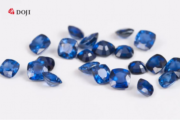 Đá Sapphire được xem như là biểu tượng của sự quý phái và cao quý, đồng thời mang lại nhiều may mắn, bình an cho chủ nhân