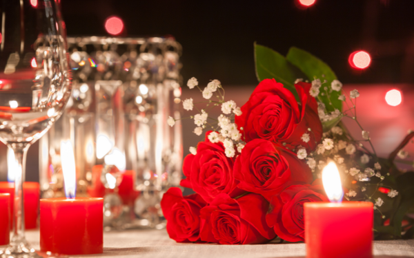 Bữa tối được trang trí với nến, hoa lãng mạn chắc chắn sẽ giúp bạn tạo nên kỷ niệm đáng nhớ bên cạnh người bạn đời
