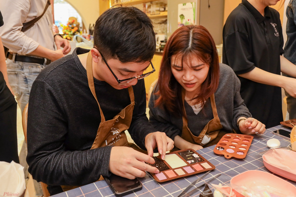 Cùng tham gia workshop thủ công là cách tuyệt vời để các cặp đôi có những trải nghiệm thú vị với nhau