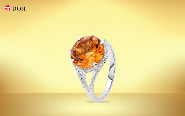 Nhẫn nữ vàng đính đá Citrine độc đáo với 2 nhánh đai nhẫn thanh mảnh, những viên kim cương nhỏ ôm trọn viên đá Citrine tôn lên vẻ sang trọng, yêu kiều