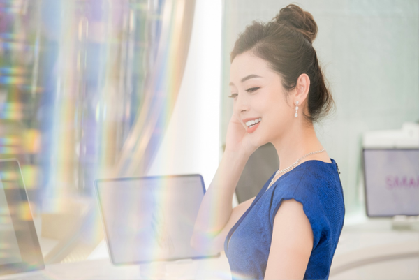 Các mẫu bông tai vàng đính kim cương, đá quý cao cấp phù hợp với phong cách sang trọng, quý phái