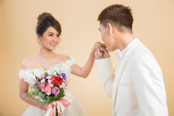 Lễ thành hôn là sự kiện đánh dấu cặp đôi chính thức trở thành vợ chồng dưới sự chứng kiến của hai bên gia đình và khách mời