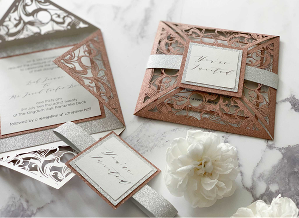 Thiệp cưới cần cung cấp đủ thông tin về ngày, giờ, địa điểm