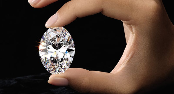 Giác cắt Oval tạo hiệu ứng thắt nơ độc đáo, làm nổi bật vẻ đẹp tinh tế của tâm kim cương