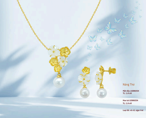 Bộ trang sức làm từ vàng 24K, chất liệu xà cừ tự nhiên và ngọc trai, tạo nên tổng thể vừa nữ tính vừa đậm chất nghệ thuật