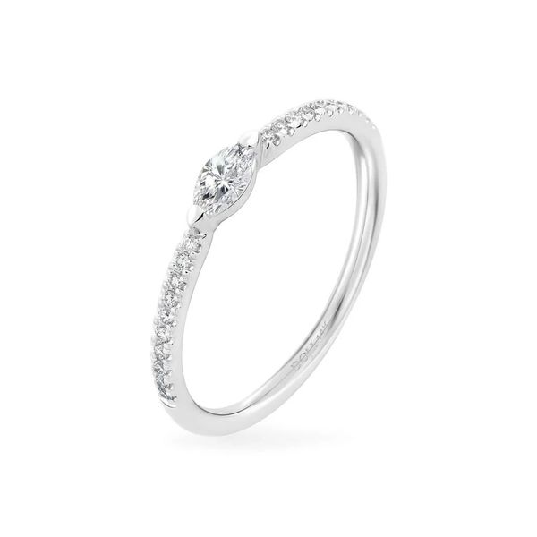 Chiếc nhẫn AFRR600021F2DA1 nổi bật với dải kim cương lấp lánh và viên kim cương trung tâm, tạo sức hút khó cưỡng.