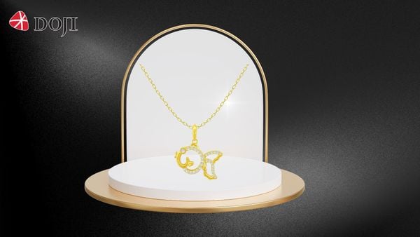 Kiểu dáng và phong cách yêu thích là yếu tố cần lưu ý khi lựa chọn các thiết kế mặt dây chuyền vàng