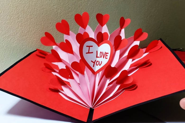 Một cuốn album ảnh hay tấm thiệp handmade – món quà chứa đựng tình cảm chân thành nhất dành cho mẹ