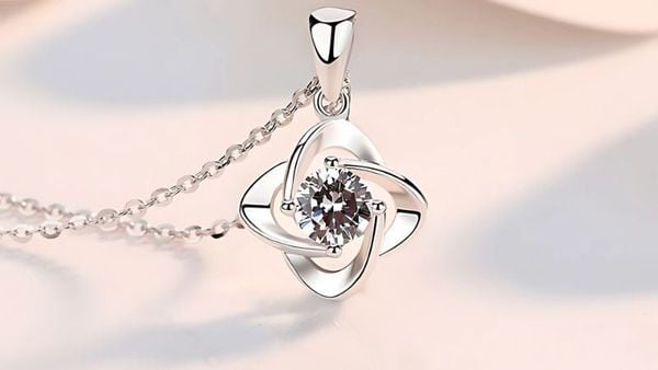 Dây chuyền 18K sang trọng và hiện đại, thể hiện phong cách của chính bạn