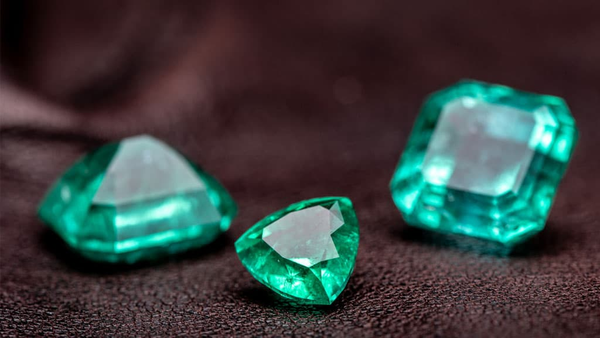 Sắc xanh của Emerald trải dài từ xanh lục nhạt đến xanh lục đậm