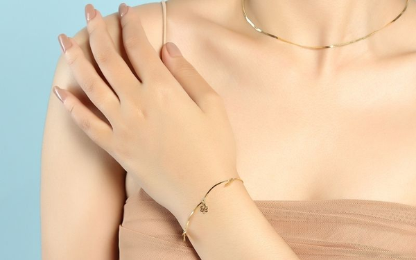 Lựa chọn lắc tay vàng 18K dựa trên dáng tay để đảm bảo thiết kế làm nổi bật tổng thể