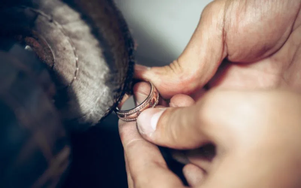 Đánh bóng vàng định kỳ giúp phục hồi độ sáng và kéo dài tuổi thọ trang sức