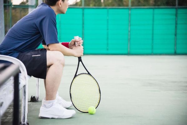Dụng cụ thể thao như vợt tennis, vợt cầu lông là món quà thiết thực cho chàng