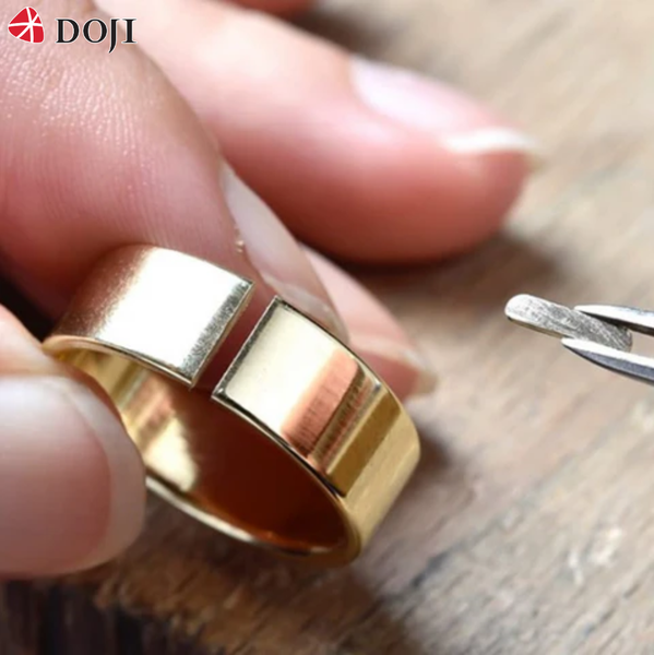 Thợ kim hoàn thường sẽ cắt bỏ một phần nhẫn sau đó hàn lại