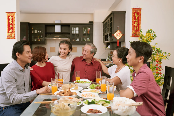 Lễ lại mặt là dịp đặc biệt để cô dâu thể hiện sự trân trọng đối với gia đình, và một món trang sức ý nghĩa sẽ giúp cô dâu thêm phần rạng rỡ trong khoảnh khắc này.