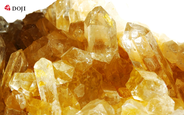 Đá Citrine mang nguồn năng lượng dương mạnh mẽ, thu hút tài lộc, thịnh vượng và giúp chủ nhân thêm sáng suốt, lạc quan