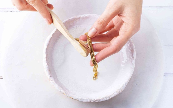 Đánh bóng vàng 9999 giúp khôi phục độ sáng nhưng không nên sử dụng biện pháp này thường xuyên