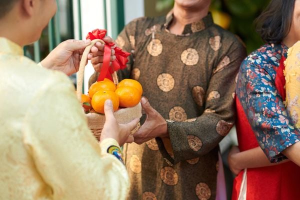 Theo truyền thống, mẹ sẽ là người đại diện trao mâm tráp cho đại diện nhà gái