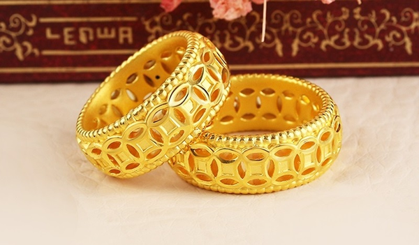 Mẫu nhẫn kim tiền làm từ chất liệu vàng ta phù hợp cho người mệnh Hỏa