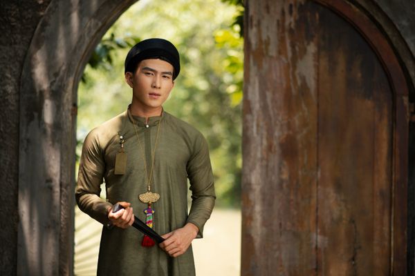 Trang phục áo dài truyền thống của chú rể có thể không quá cầu kỳ nhưng vẫn đủ để tôn lên nét lịch lãm trong ngày lễ