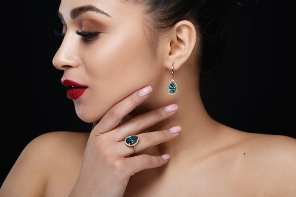 Người có tông da tối màu nên lựa chọn trang sức gắn đá có màu đỏ ruby, xanh ngọc