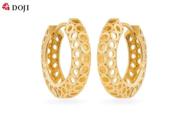 Khuyên tai tròn vàng vàng được làm từ chất liệu vàng 14K  có thiết kế tinh xảo, đường nét  lạ mắt