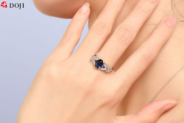 Để tránh rủi ro nhẫn chật sau khi chỉnh size, bạn nên mang nhẫn đến cửa hàng hoặc thương hiệu uy tín để sửa